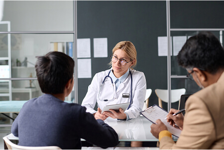Suministrar información veraz, clara y completa sobre su estado de salud, información personal, antecedentes familiares y clínicos y otras que se le soliciten durante la atención.
